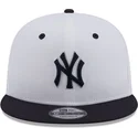 gorra-plana-blanca-y-azul-marino-snapback-con-logo-azul-marino-9fifty-white-crown-patch-de-new-york-yankees-mlb-de-new-era