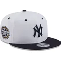 gorra-plana-blanca-y-azul-marino-snapback-con-logo-azul-marino-9fifty-white-crown-patch-de-new-york-yankees-mlb-de-new-era