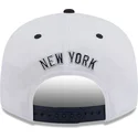 gorra-plana-blanca-y-azul-marino-snapback-con-logo-azul-marino-9fifty-white-crown-patch-de-new-york-yankees-mlb-de-new-era