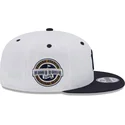 gorra-plana-blanca-y-azul-marino-snapback-con-logo-azul-marino-9fifty-white-crown-patch-de-new-york-yankees-mlb-de-new-era