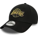 gorra-curva-negra-ajustable-9forty-metallic-badge-de-los-angeles-lakers-nba-de-new-era