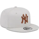 gorra-plana-beige-snapback-con-logo-marron-9fifty-league-essential-de-new-york-yankees-mlb-de-new-era