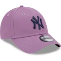 casquette-courbee-violette-ajustable-avec-logo-bleu-marine-9forty-league-essential-new-york-yankees-mlb-new-era