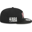 gorra-plana-negra-snapback-9fifty-post-up-pin-de-chicago-bulls-nba-de-new-era