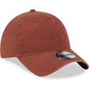 gorra-curva-marron-ajustable-con-logo-marron-9twenty-mini-logo-de-new-york-yankees-mlb-de-new-era