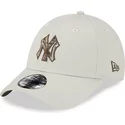new-era-curved-brim-9forty-check-infill-new-york-yankees-mlb-beige-adjustable-cap