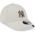 gorra-curva-beige-ajustable-9forty-check-infill-de-new-york-yankees-mlb-de-new-era