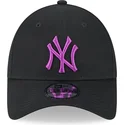 casquette-courbee-noire-ajustable-avec-logo-violet-9forty-league-essential-new-york-yankees-mlb-new-era