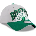 gorra-curva-gris-y-verde-ajustable-9twenty-tip-off-2023-de-boston-celtics-nba-de-new-era