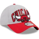 gorra-curva-gris-y-roja-ajustable-9twenty-tip-off-2023-de-chicago-bulls-nba-de-new-era