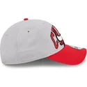 gorra-curva-gris-y-roja-ajustable-9twenty-tip-off-2023-de-chicago-bulls-nba-de-new-era