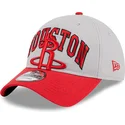 gorra-curva-gris-y-roja-ajustable-9twenty-tip-off-2023-de-houston-rockets-nba-de-new-era