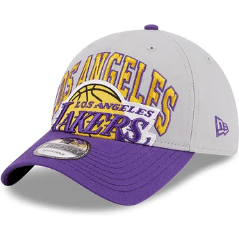 Graue und violette verstellbare Curved Cap 9TWENTY Tip Off 2023 der Los Angeles Lakers NBA von New Era