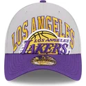 gra-och-lila-bojd-keps-justerbar-9twenty-tip-off-2023-fran-los-angeles-lakers-nba-av-new-era