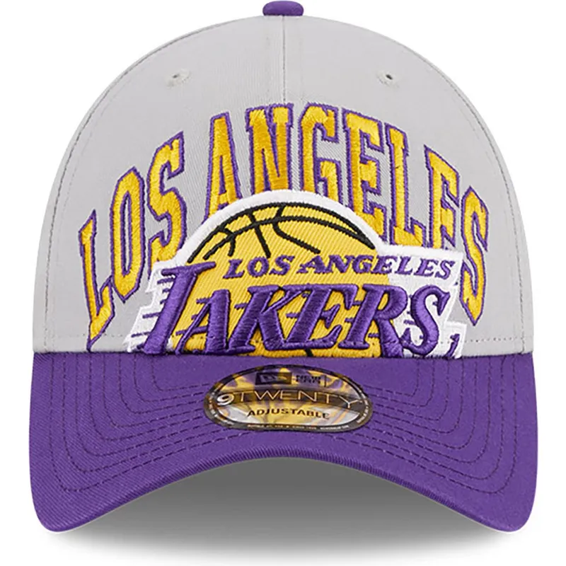 graue-und-violette-verstellbare-curved-cap-9twenty-tip-off-2023-der-los-angeles-lakers-nba-von-new-era