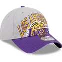 regulowana-szara-i-fioletowa-czapka-z-zakrzywionym-daszkiem-9twenty-tip-off-2023-los-angeles-lakers-nba-od-new-era