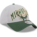 szara-i-zielona-zakrzywiona-czapka-regulowana-9twenty-tip-off-2023-milwaukee-bucks-nba-od-new-era
