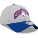 graue-und-blaue-verstellbare-curved-cap-9twenty-tip-off-2023-von-nba-von-new-era