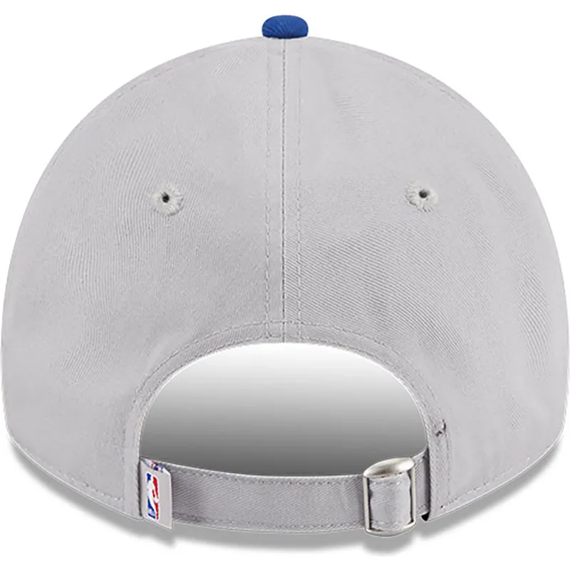graue-und-blaue-verstellbare-curved-cap-9twenty-tip-off-2023-von-nba-von-new-era