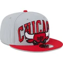 gorra-plana-gris-y-roja-snapback-9fifty-tip-off-2023-de-chicago-bulls-nba-de-new-era