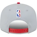 gorra-plana-gris-y-roja-snapback-9fifty-tip-off-2023-de-chicago-bulls-nba-de-new-era