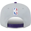 gorra-plana-gris-y-violeta-snapback-9fifty-tip-off-2023-de-los-angeles-lakers-nba-de-new-era