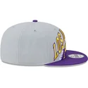 szara-i-fioletowa-czapka-z-daszkiem-snapback-9fifty-tip-off-2023-los-angeles-lakers-nba-new-era