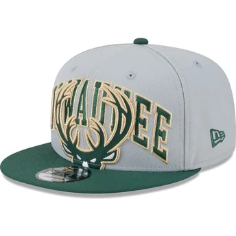 Gorra plana gris y verde snapback 9FIFTY Tip Off 2023 de Milwaukee Bucks NBA de New Era