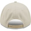 gorra-curva-beige-snapback-con-logo-beige-9forty-tonal-repreve-de-new-york-yankees-mlb-de-new-era