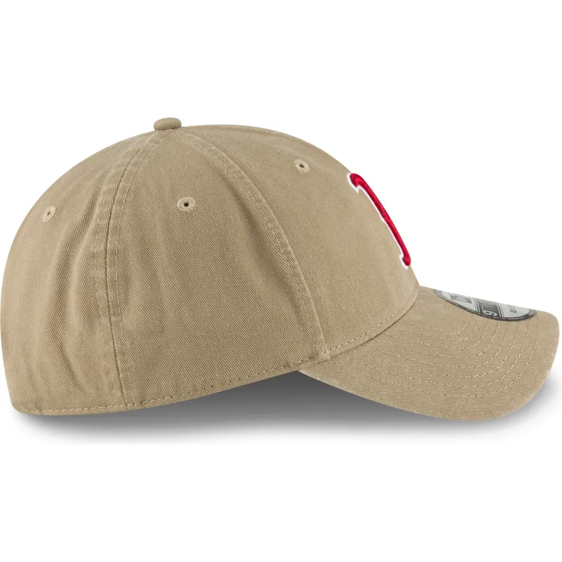 ljusbrun-bojd-justerbar-keps-med-rod-logotyp-9twenty-core-classic-fran-boston-red-sox-mlb-av-new-era