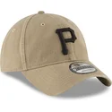 jasnobrazowa-regulowana-czapka-z-zakrzywionym-daszkiem-z-czarnym-logo-9twenty-core-classic-pittsburgh-pirates-mlb-od-new-era