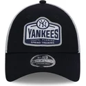granatowo-biala-czapka-trucker-9forty-stretch-snap-tab-new-york-yankees-mlb-marki-new-era