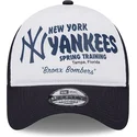 gorra-trucker-blanca-y-azul-marino-9forty-a-frame-team-de-new-york-yankees-mlb-de-new-era