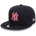 gorra-plana-azul-marino-snapback-con-logo-rojo-9fifty-outline-de-new-york-yankees-mlb-de-new-era