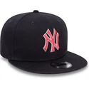 gorra-plana-azul-marino-snapback-con-logo-rojo-9fifty-outline-de-new-york-yankees-mlb-de-new-era