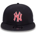 gorra-plana-azul-marino-snapback-con-logo-rojo-9fifty-outline-de-new-york-yankees-mlb-de-new-era