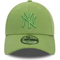 gorra-curva-verde-ajustable-con-logo-verde-9forty-league-essential-de-new-york-yankees-mlb-de-new-era