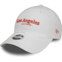weisse-verstellbare-curved-cap-fur-damen-9twenty-wordmark-los-angeles-california-von-new-era