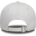 weisse-verstellbare-curved-cap-fur-damen-9twenty-wordmark-los-angeles-california-von-new-era
