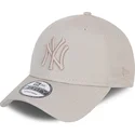 beige-verstellbare-curved-cap-mit-beigem-logo-9forty-league-essential-poly-der-new-york-yankees-mlb-von-new-era
