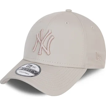 Beige verstellbare Curved Cap mit beigem Logo 9FORTY League Essential Poly der New York Yankees MLB von New Era