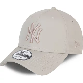 New Era Curved Brim 9FORTY League Essential Poly New York Yankees MLB Beige Adjustable Cap with Beige Logo