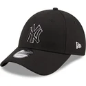 czarna-regulowana-czapka-z-zakrzywionym-daszkiem-z-czarnym-logo-9forty-pop-outline-new-york-yankees-mlb-od-new-era
