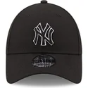 justerbar-svart-bojd-keps-med-svart-logotyp-9forty-pop-outline-fran-new-york-yankees-mlb-av-new-era