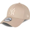 gorra-curva-beige-ajustable-con-logo-beige-9forty-league-essential-de-new-york-yankees-mlb-de-new-era