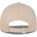 bojd-beige-justerbar-keps-med-beige-logotyp-9forty-league-essential-fran-new-york-yankees-mlb-av-new-era