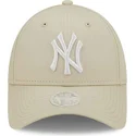 bezowa-regulowana-czapka-z-zakrzywionym-daszkiem-dla-kobiet-9forty-league-essential-new-york-yankees-mlb-new-era