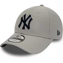 gorra-curva-gris-ajustable-con-logo-azul-marino-9forty-diamond-era-essential-de-new-york-yankees-mlb-de-new-era