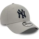 gorra-curva-gris-ajustable-con-logo-azul-marino-9forty-diamond-era-essential-de-new-york-yankees-mlb-de-new-era