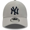 gorra-curva-gris-ajustable-con-logo-azul-marino-9forty-diamond-era-essential-de-new-york-yankees-mlb-de-new-era